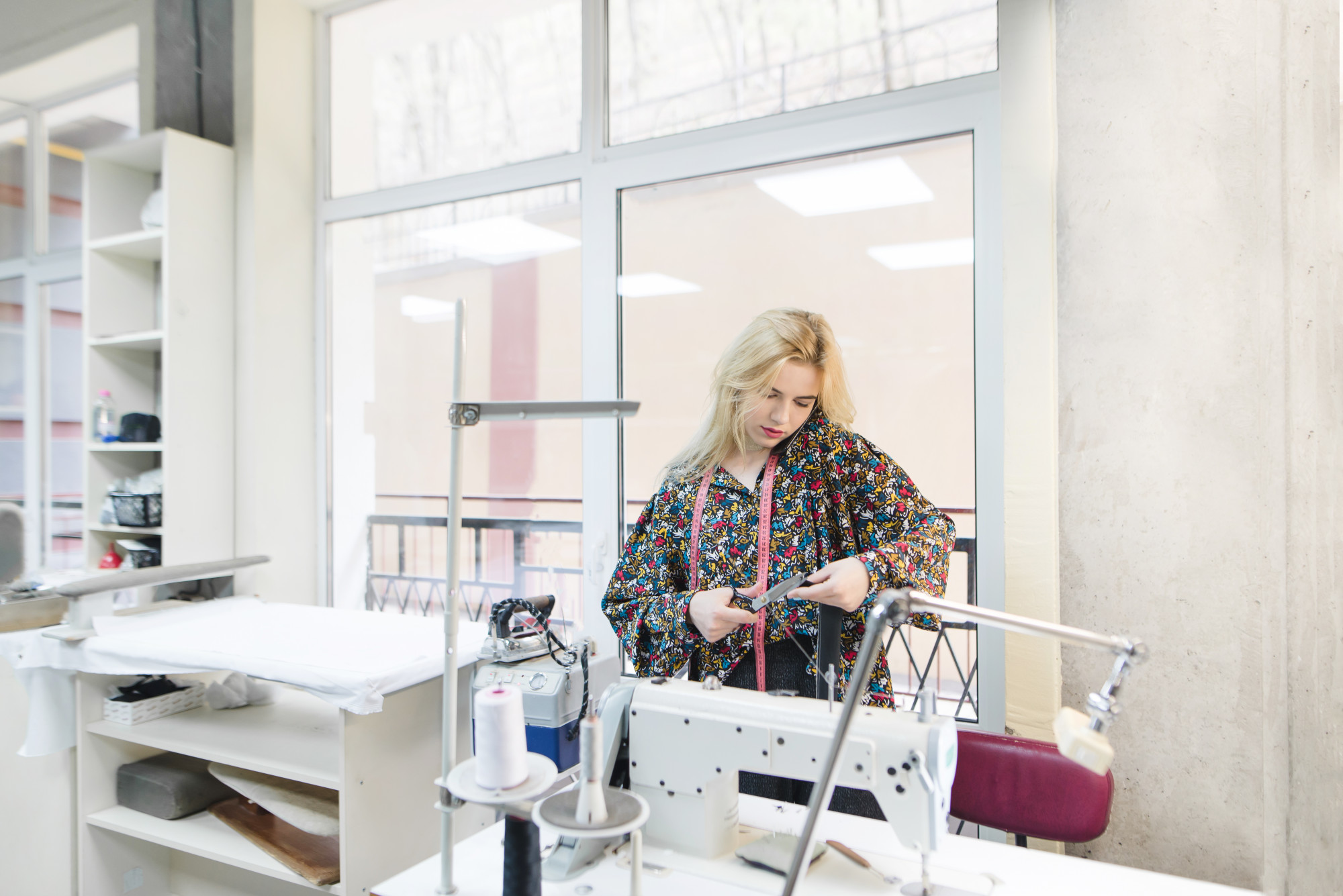 wnętrze pracowni hafciarskiej z maszyną